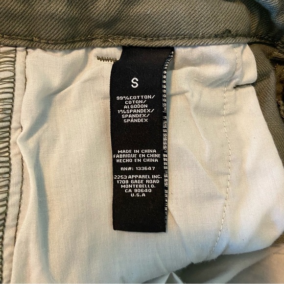 BCBGeneration Green A-Line cargo skirt with slit in the front. - Picture 6 of 7